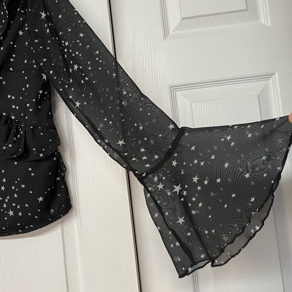 Nasty Gal Star Print Black Sheer Wrap Shirt Ruffle Front Bell Sleeves Sz 4 - Picture 5 of 8
